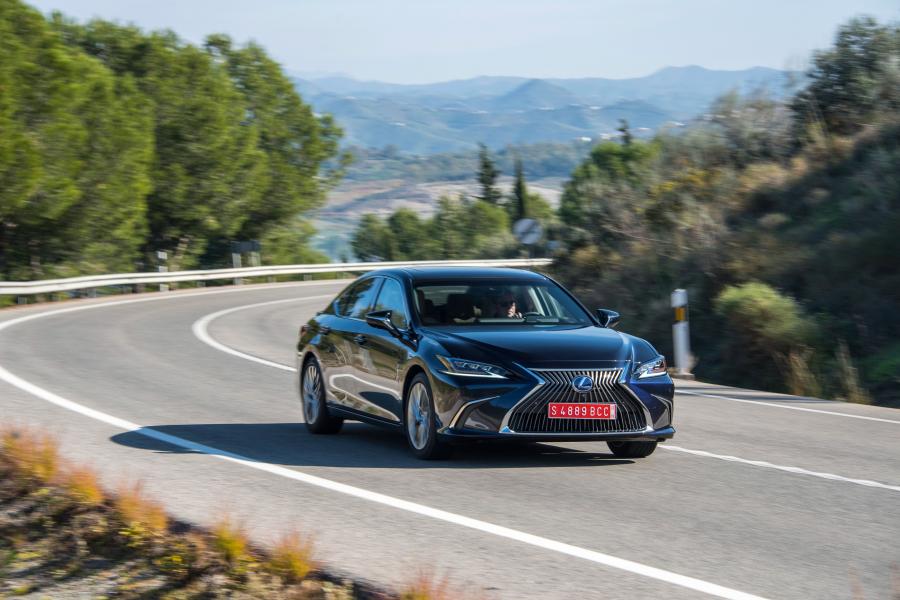  Lexus ES300h 2018 года  (WW) (фото 57 из 71)